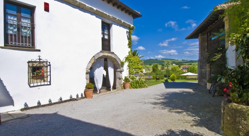 1000-Teile Puzzle: Llanes – Malerisches Fischerdorf In Asturien An Der Küste Nordspaniens